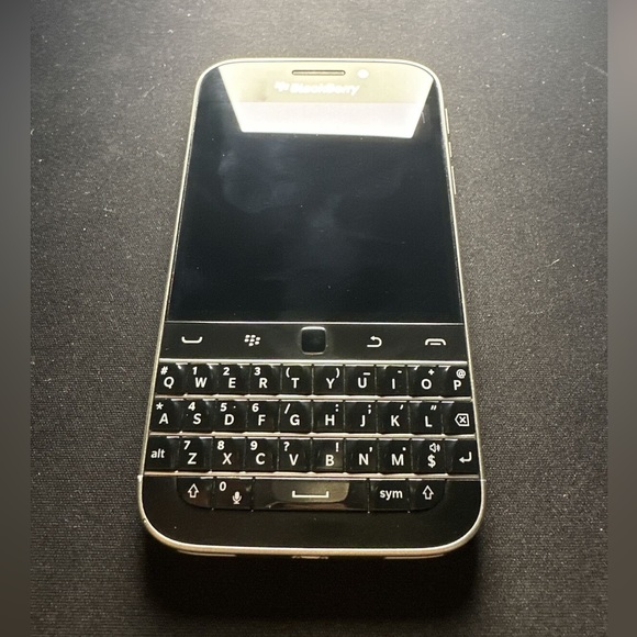 BlackBerry Classic (Unlocked) - Picture 1 of 6
